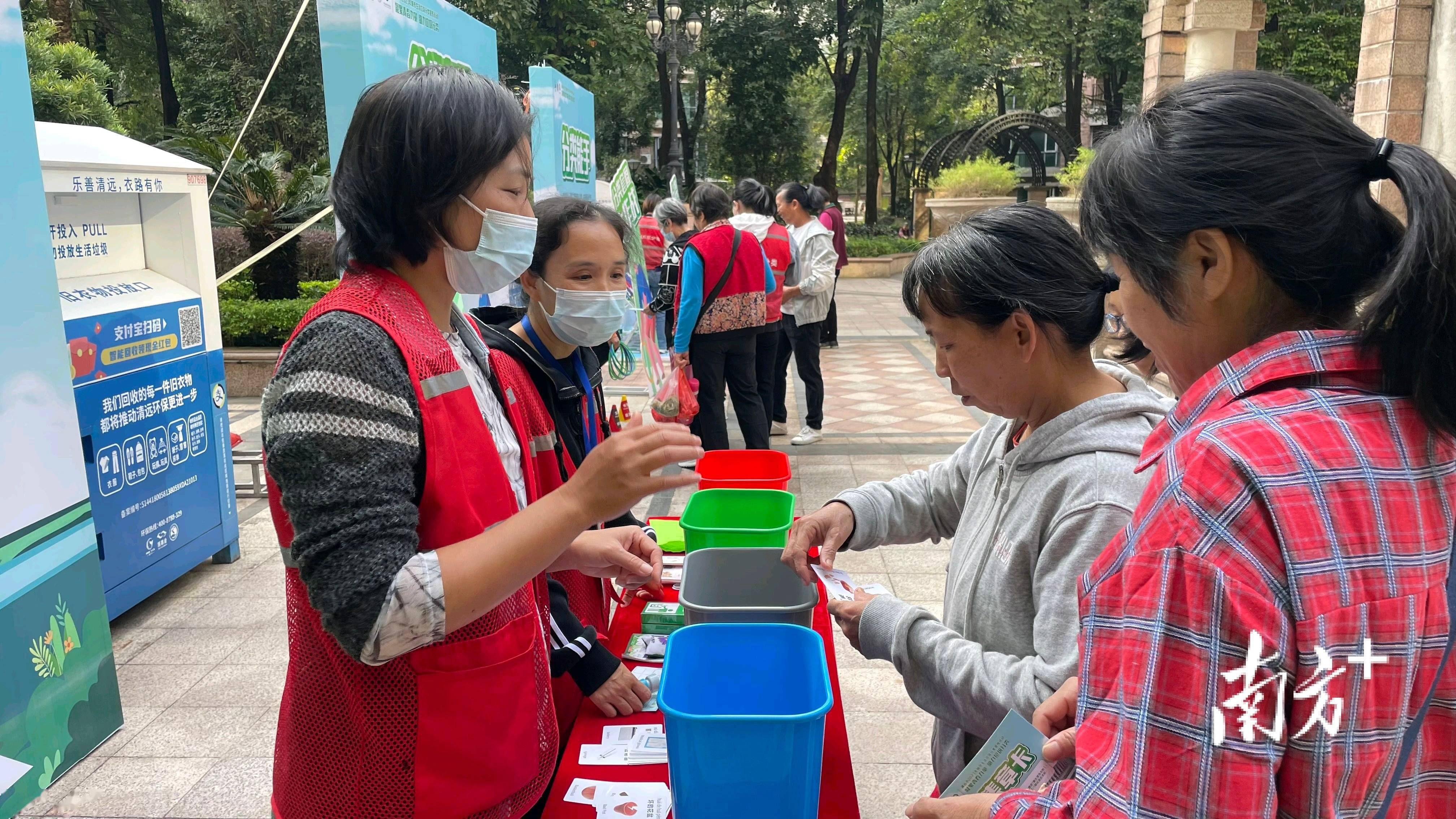kaiyun-垃圾分类桶边值守宣传活动
