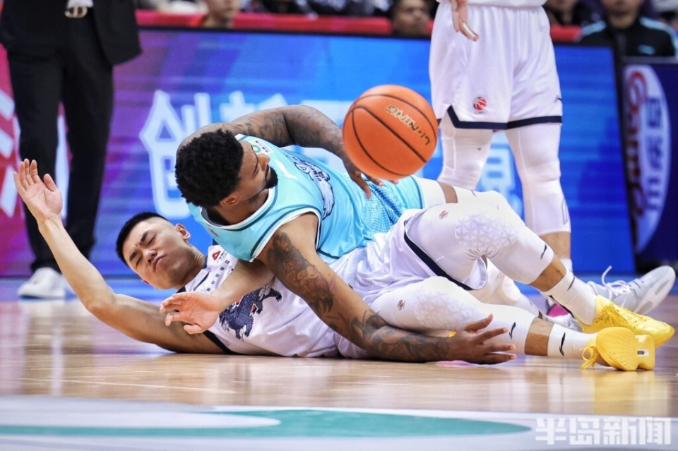 开云电竞官网-青岛男篮夺得关键胜利，晋级淘汰赛